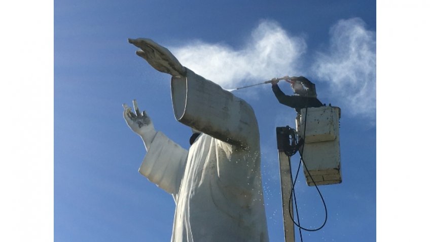 Se hidrolavaron el Cristo de las Sierras  y la Cruz del Calvario